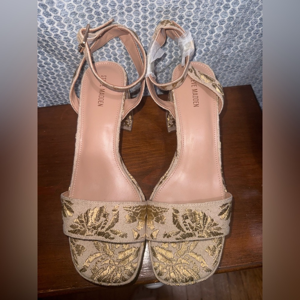 Steve Madden Beige and Gold Floral Heels - Picture 3 of 6